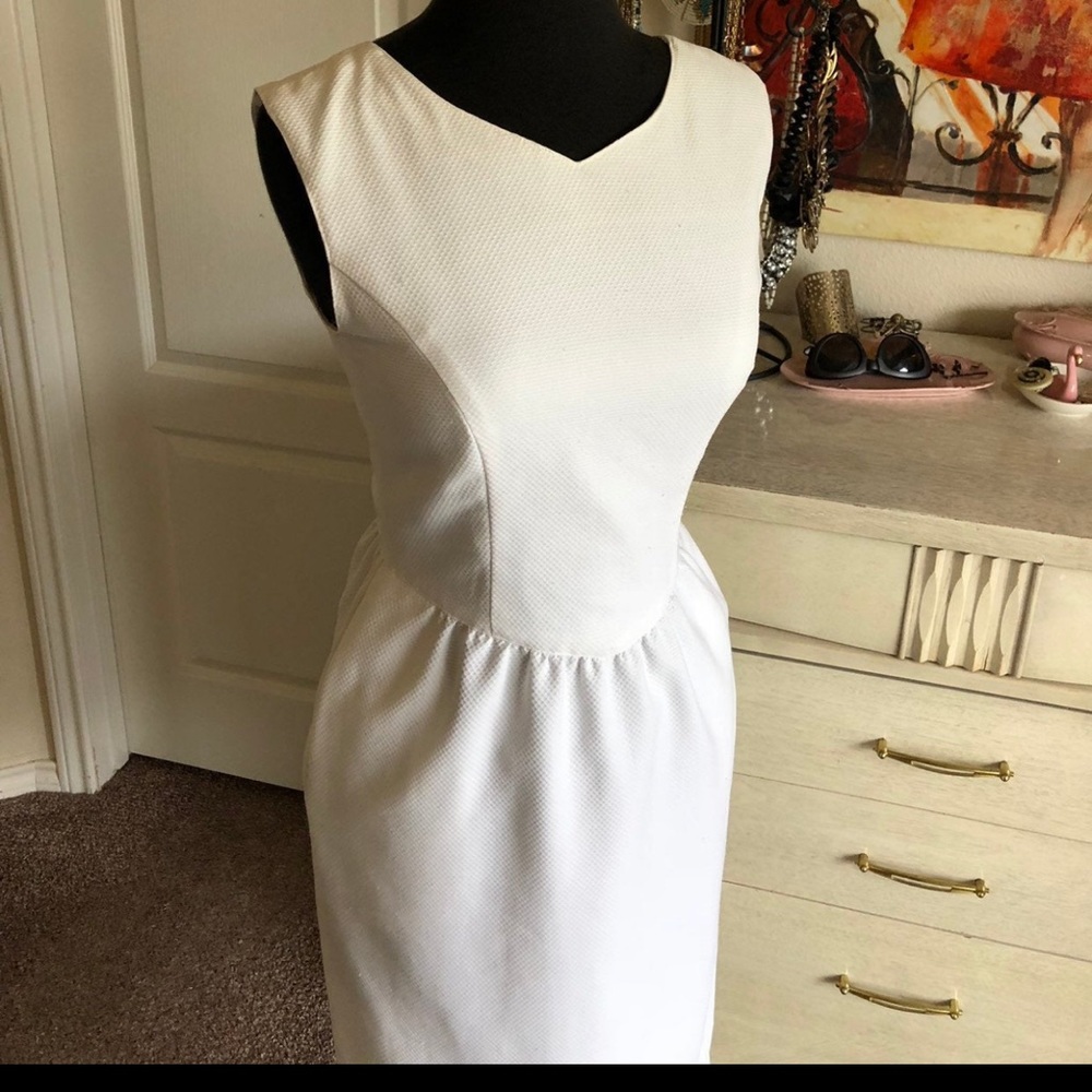 True Vintage White Lanz Fitted Cocktail Sun Dress with Lovely Cutout Back Detail - Picture 2 of 8